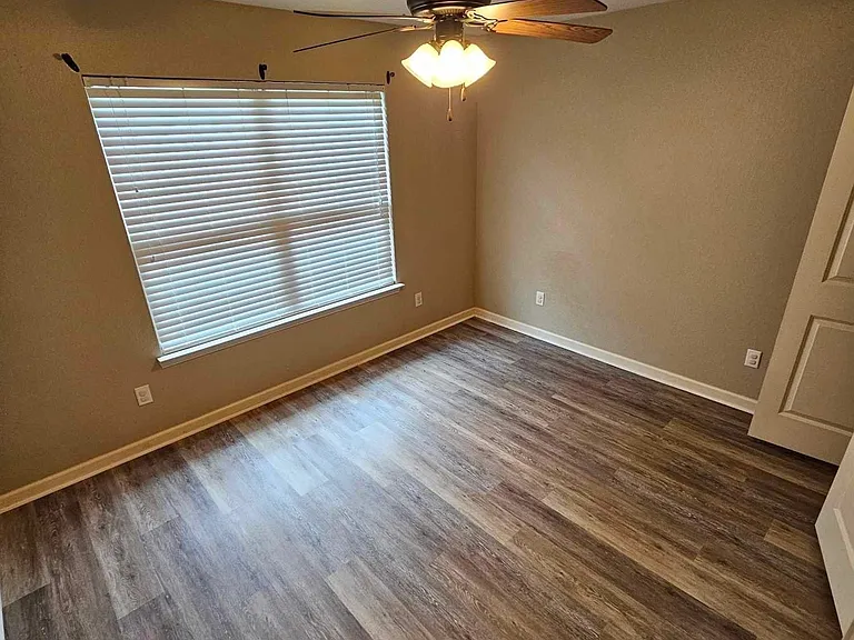 1151 Meadows Dr — Photo 10