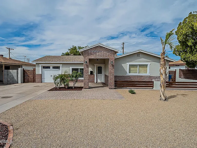2318 N 37th Way — Photo 1