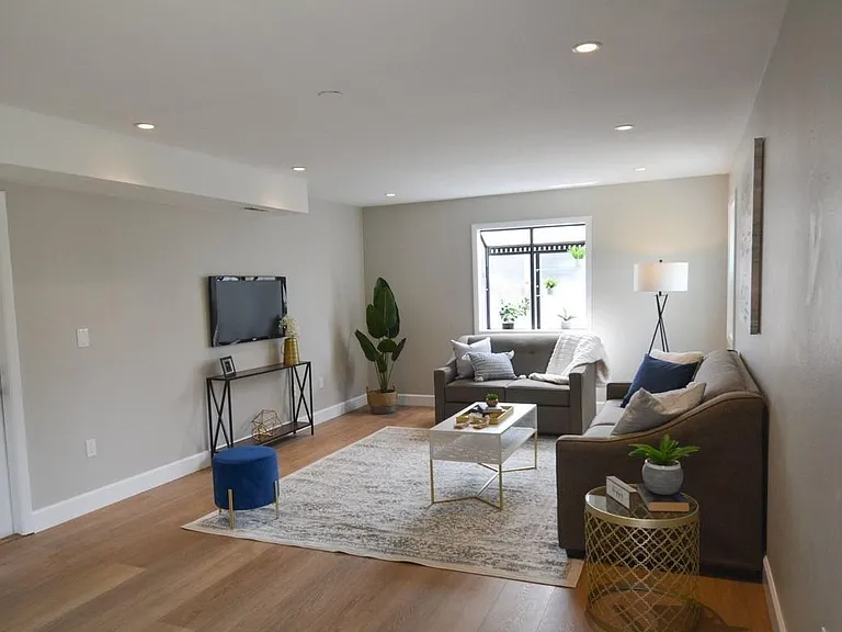 990 Sparta Dr — Photo 5