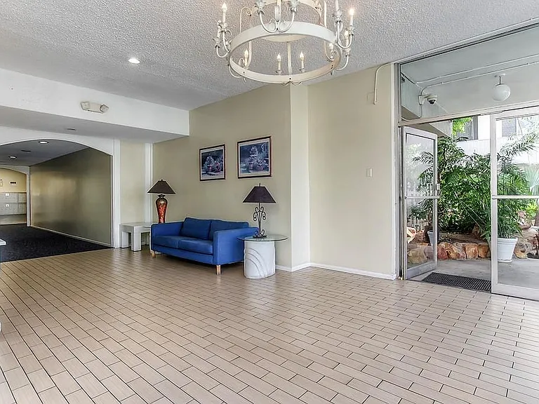 340 South St. Andrews Place — Photo 21