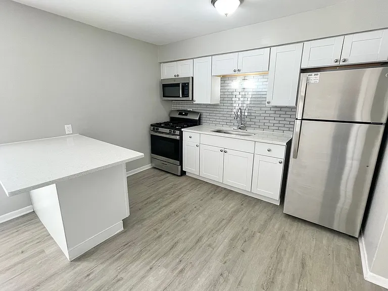 1721 E Roosevelt Rd #4 — Photo 3