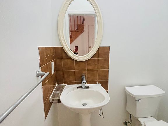 3rd image of 273 Wingham St