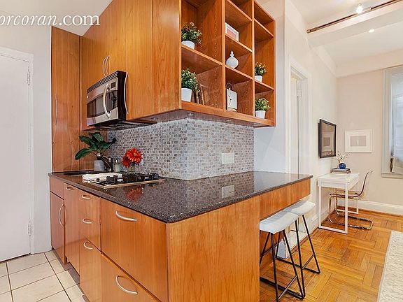 3rd image of 20 W 72nd St #707-B