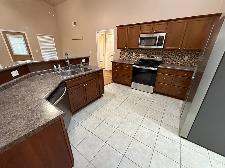 4039 Cambridge Dr — Photo 10