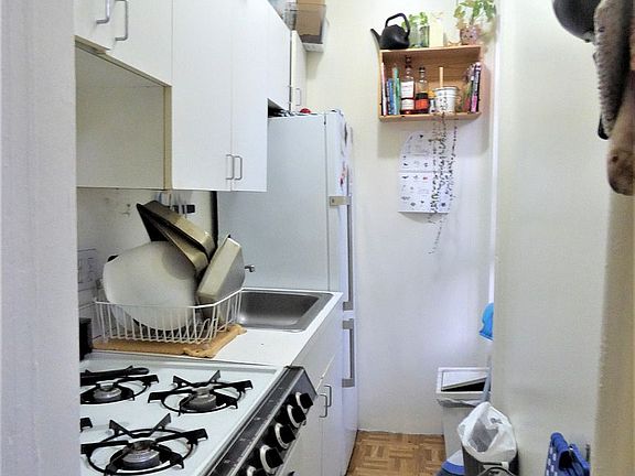 3rd image of 141 E 62nd St APT 5