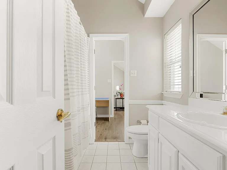 118 W Greenbriar Ln — Photo 27