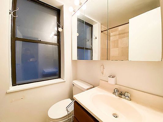 5th image of 435 W 54th St APT 3D