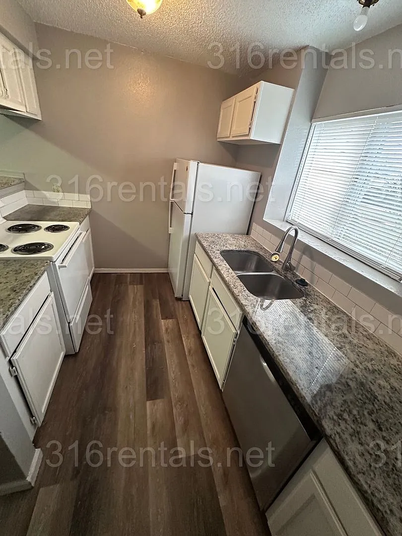$895 - 2 bed 1.5 bath beautiful bi-level apartment — Photo 1