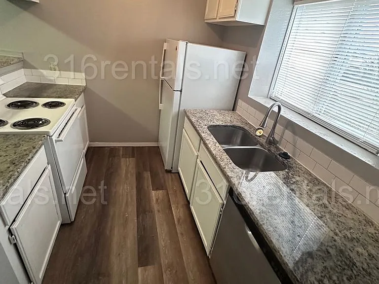 1625 S Beech St #403 — Photo 1