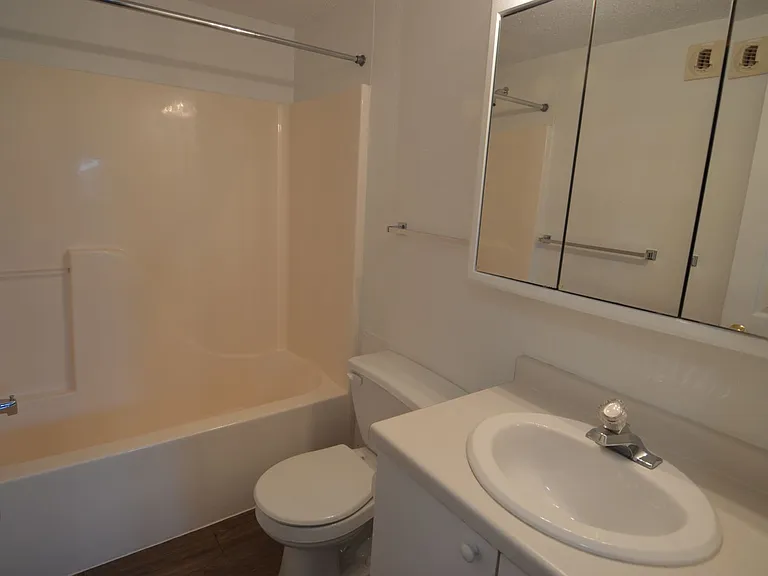 Evergreen Apartments — Photo 7