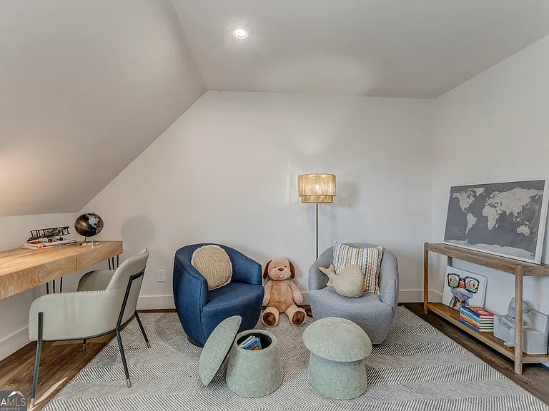 77 Chateau Dr — Photo 39