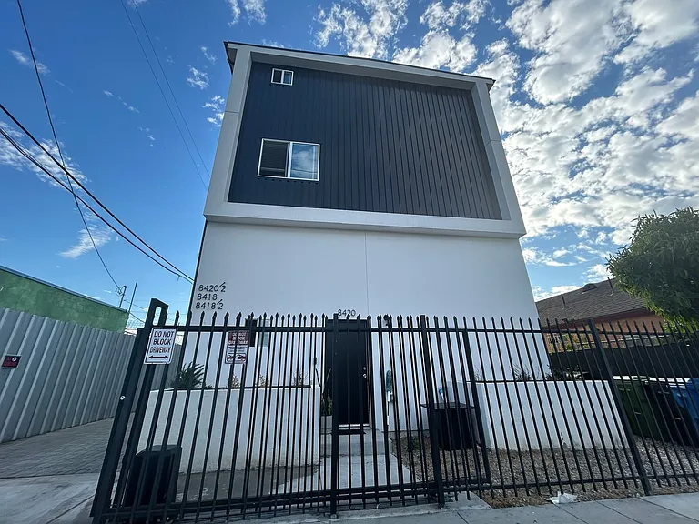 8418 S Main St — Photo 1