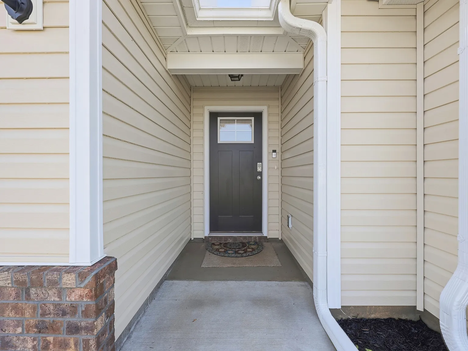 3 bed, 2000 sqft, $2,050 — Photo 4