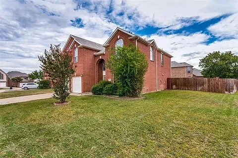2700 Thorncreek Ln — Photo 3