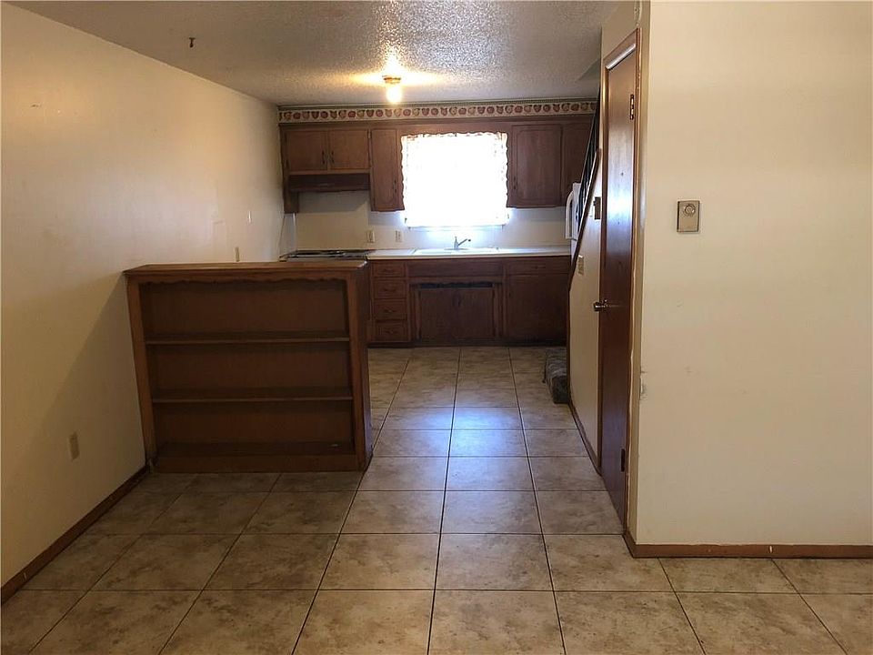 2nd image of 1305 Meadow Ln