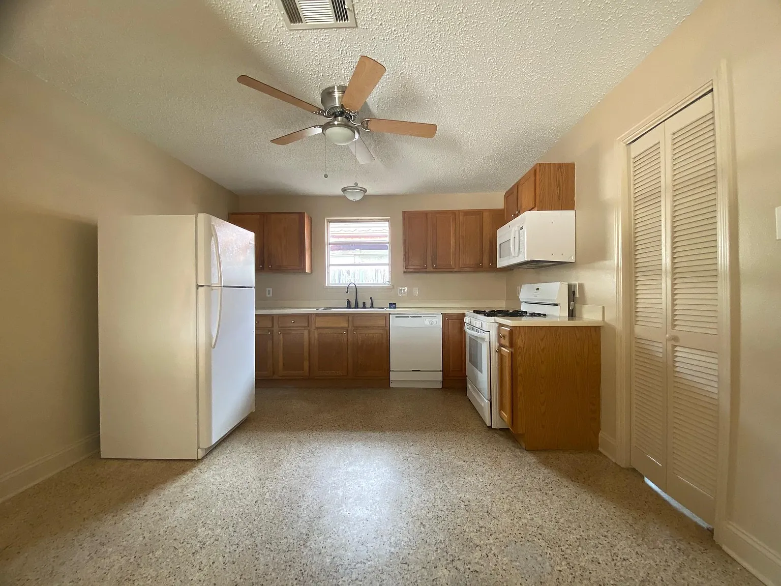2 bed, 950 sqft, $1,395 — Photo 2