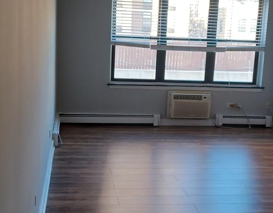 1st image of 534 W Wellington Ave APT 408