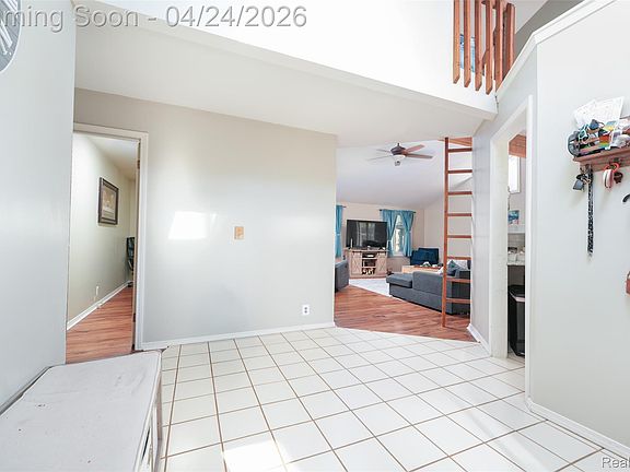 3rd image of 9820 Oakhurst Rd