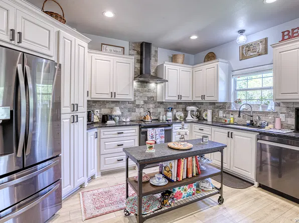 1408 S 2ND ST, Floresville, TX 78114
