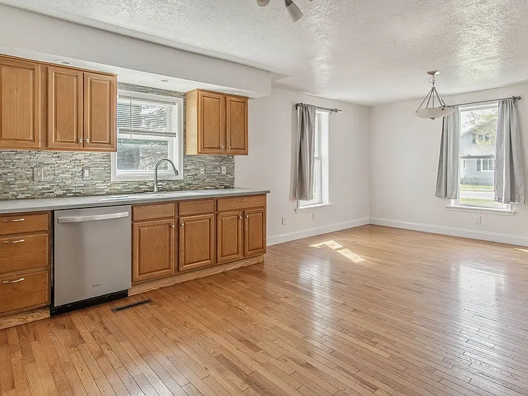 152 N Main St — Photo 4