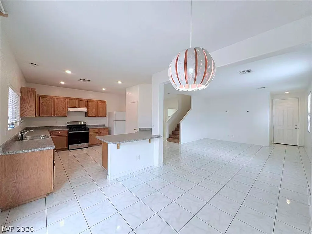 3 bed, 2.5 bath, 1675 sqft, $1,950 — Photo 3