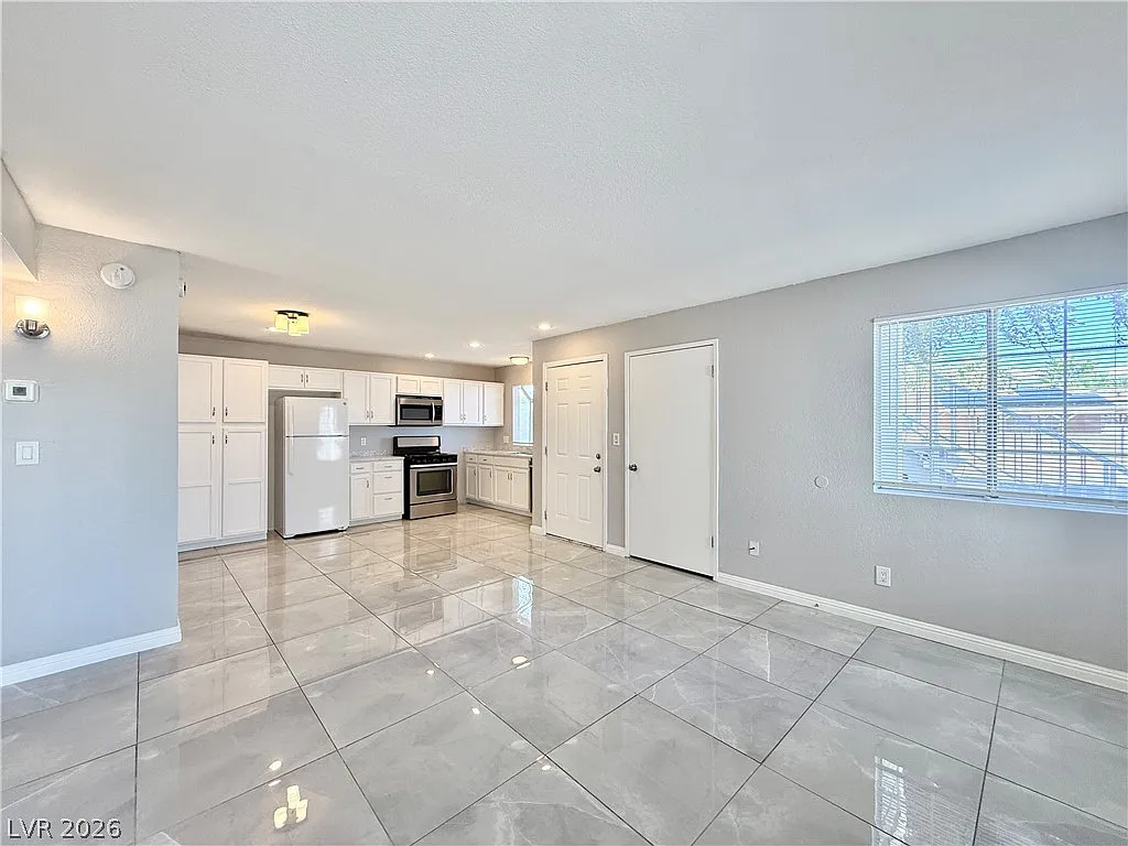2 bed, 1.0 bath, 3212 sqft, $1,190 — Photo 4