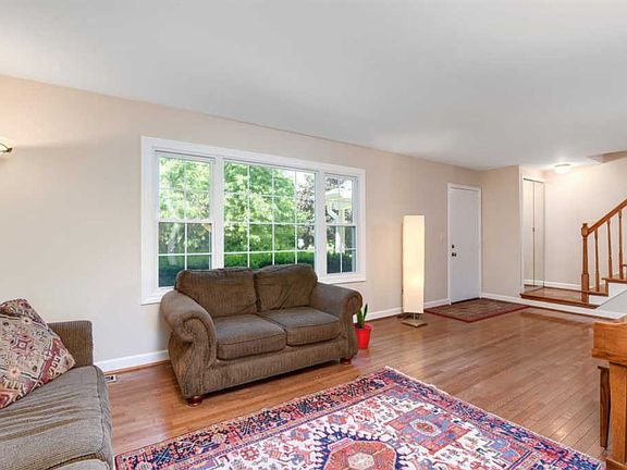 4th image of 2325 Traver Blvd