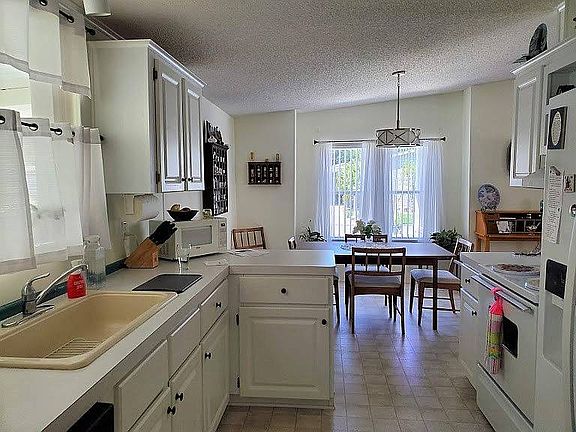 2nd image of 38 Winthrop Ln