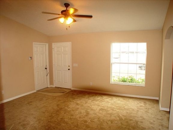 4th image of 1040 Hanford Dr