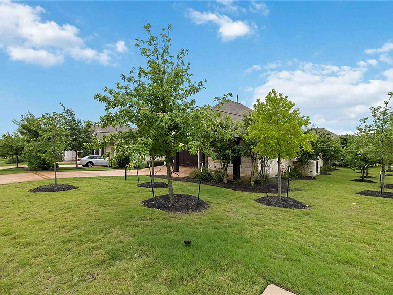 401 Sitlington Ln — Photo 2