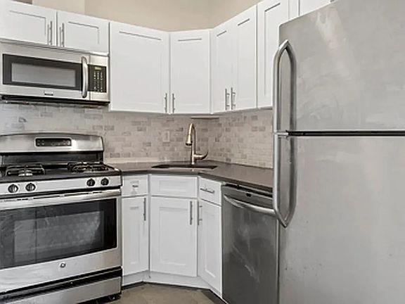 2nd image of 426 Bainbridge St APT 1L