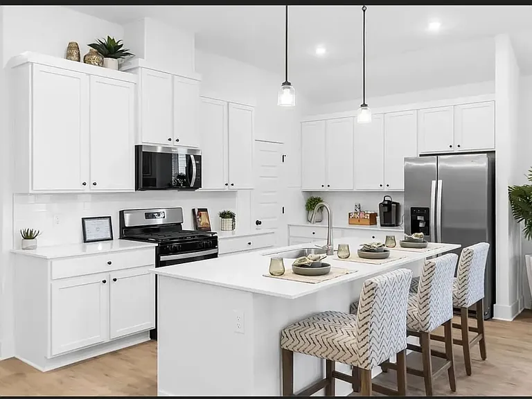 2311 Longfellow Dr — Photo 2