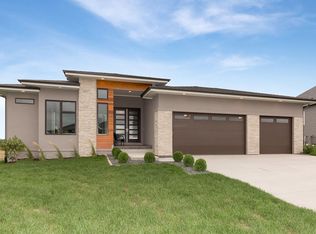 16226 Walnut Meadows Ct, Urbandale, IA 50323