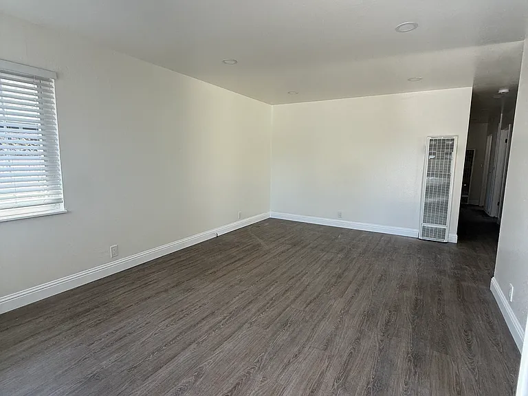 4765 Serra Ave — Photo 6
