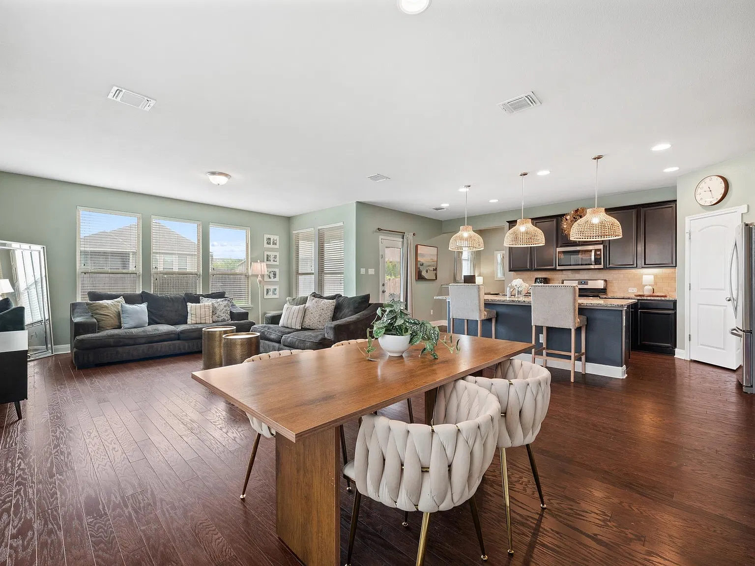 4 bed, 3.0 bath, 2457 sqft, $2,299 — Photo 3