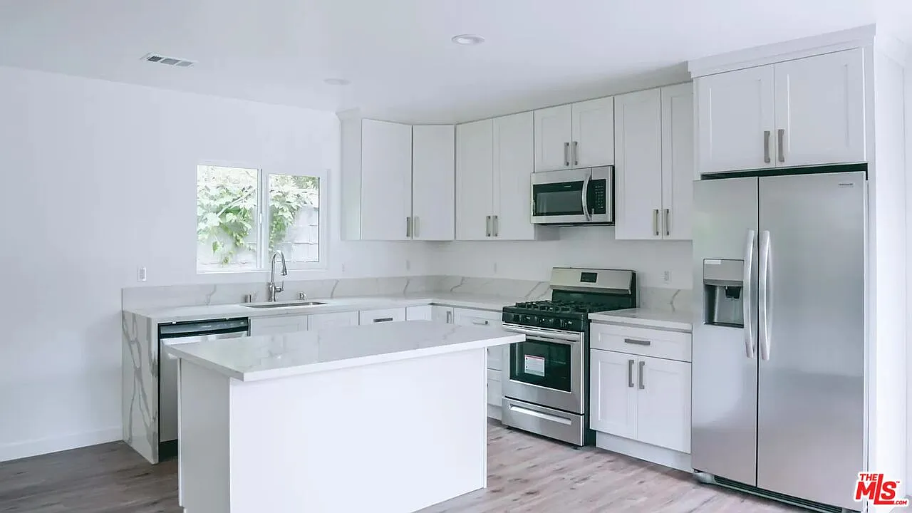 2 bed, 2.0 bath, 1000 sqft, $3,700 — Photo 4