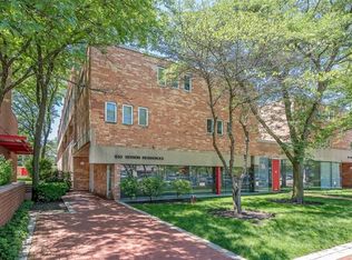 630 Vernon Ave APT 9, Glencoe, IL 60022