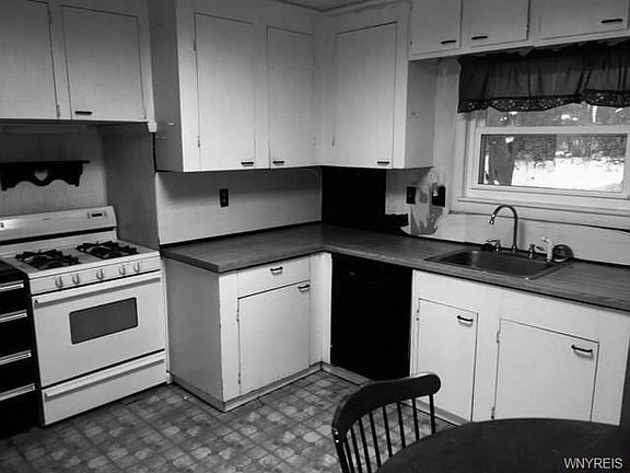 5th image of 134 Hyland Pl
