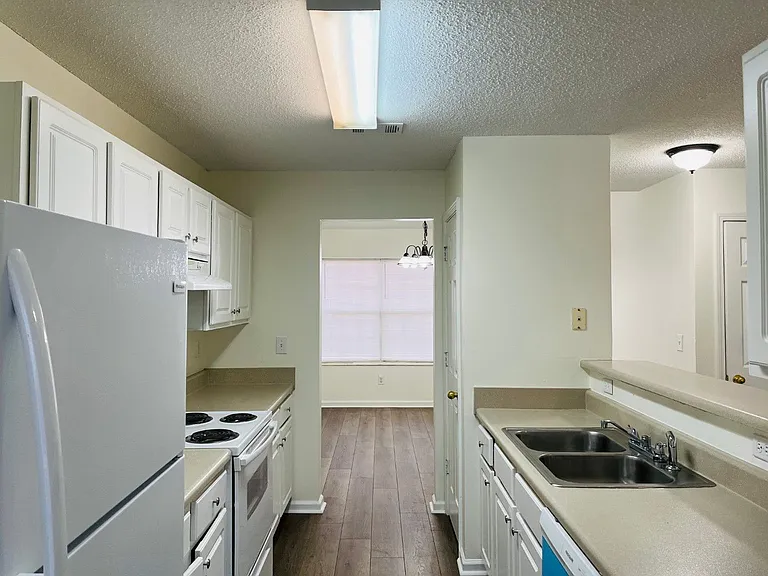 4037 Ravenwood Ct — Photo 3