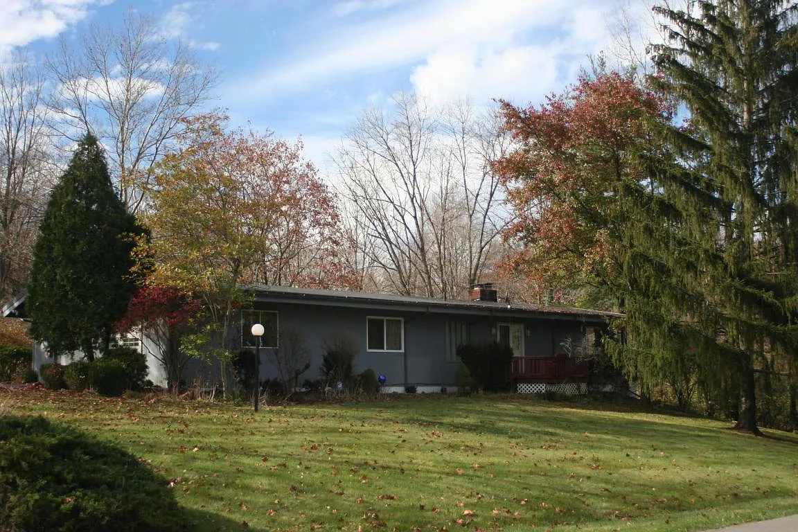 1669 Highland View Dr photo 1