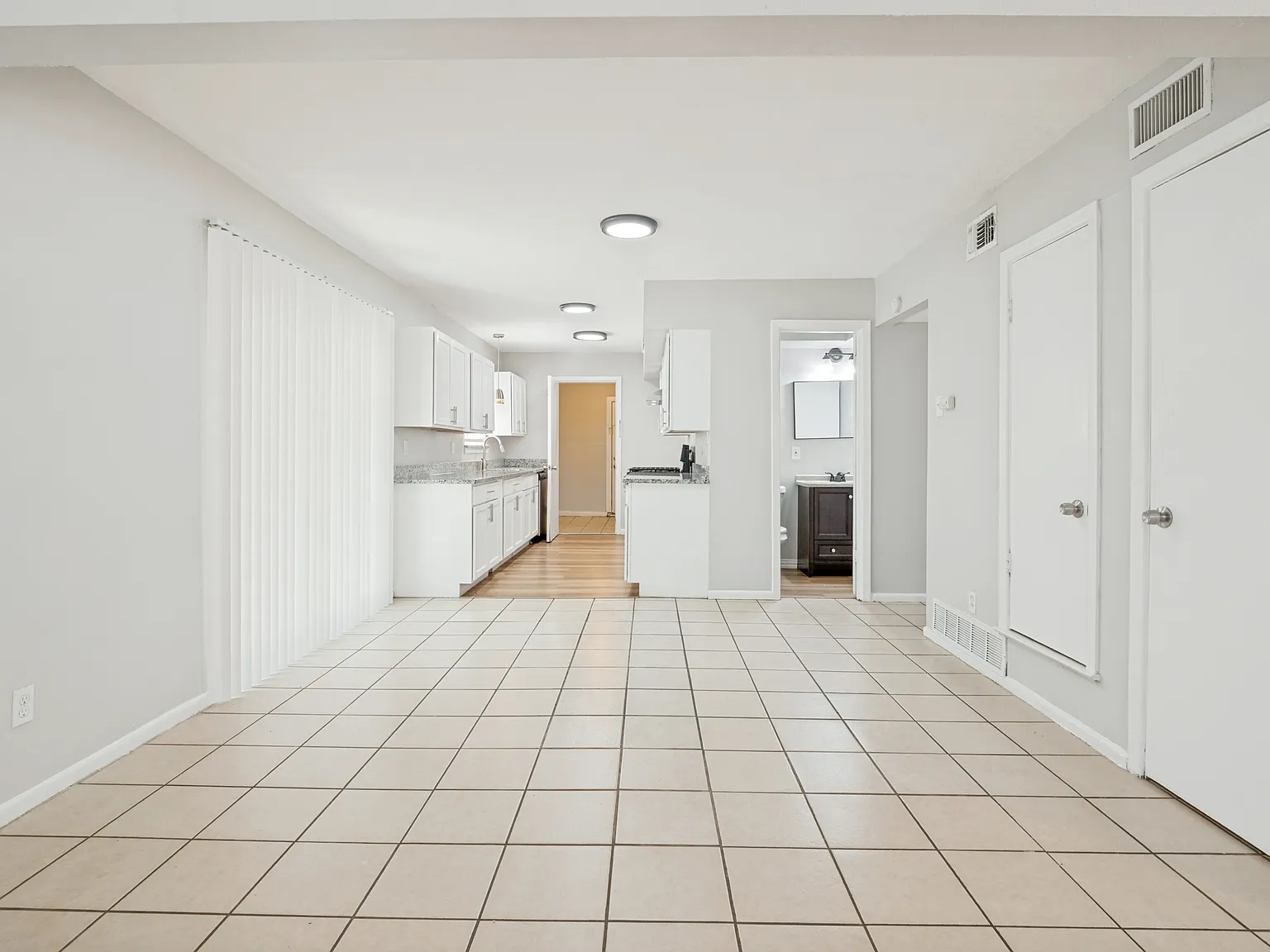 5 bed, 2.5 bath, 1998 sqft, $2,049 — Photo 3