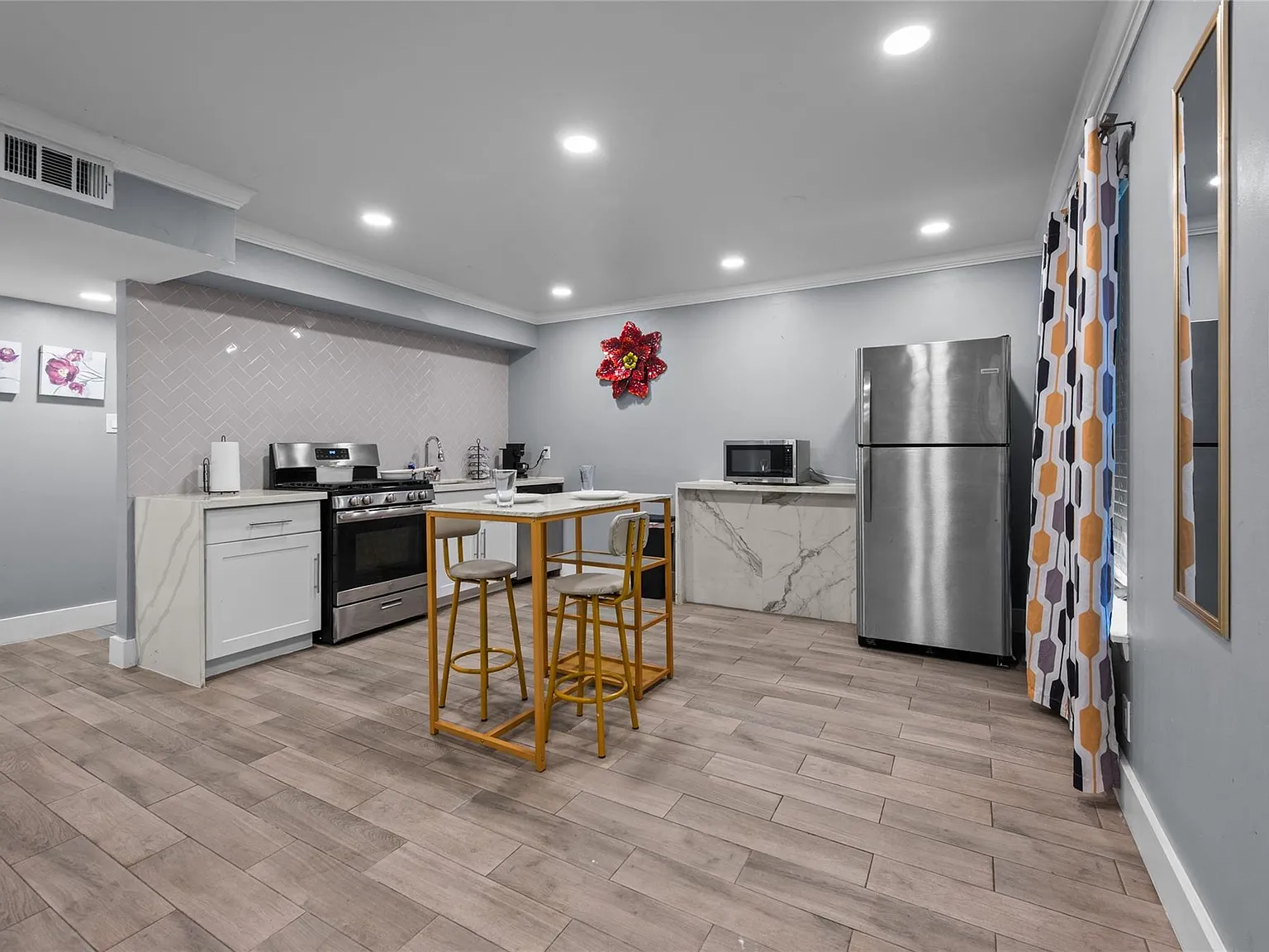 2 bed, 1.0 bath, 750 sqft, $1,750 — Photo 2