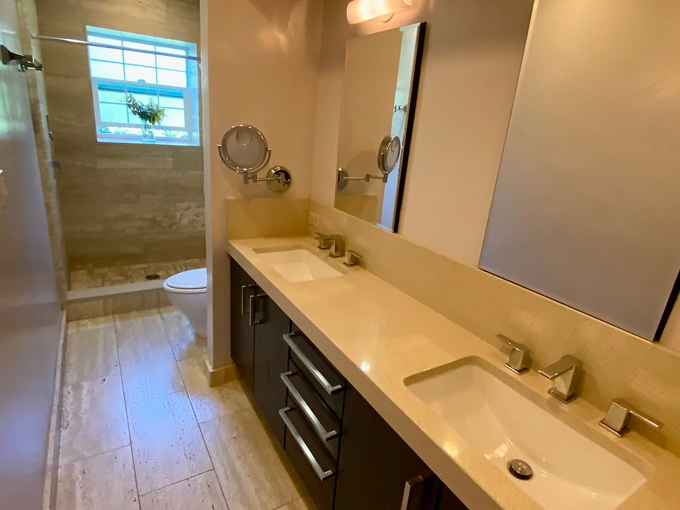 Master bath, dual sinks, quartz counter