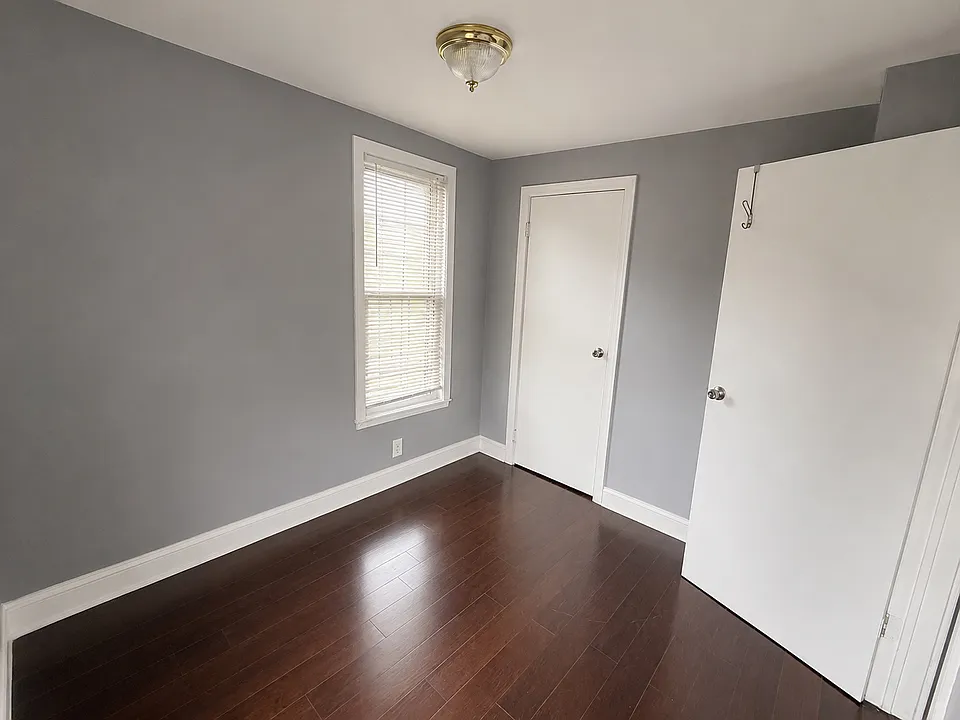 206 Bathgate Ave #1