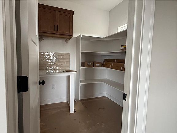 5th image of 834 Reed Dr