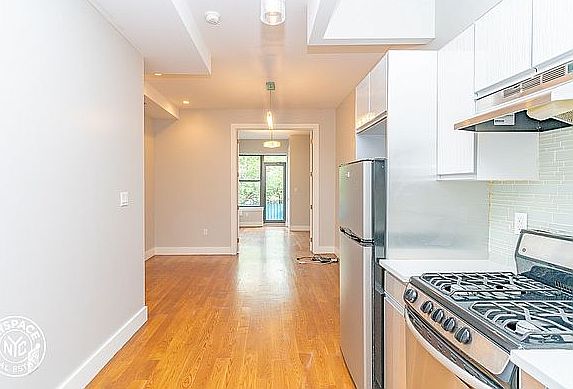 3rd image of 190 Jefferson St APT 2R