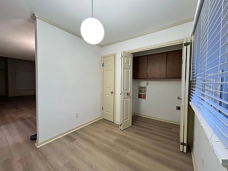 FOYER / LAUNDRY HOOKUP