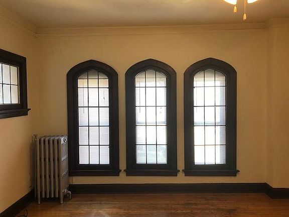 3rd image of 4428 N Oakland Ave