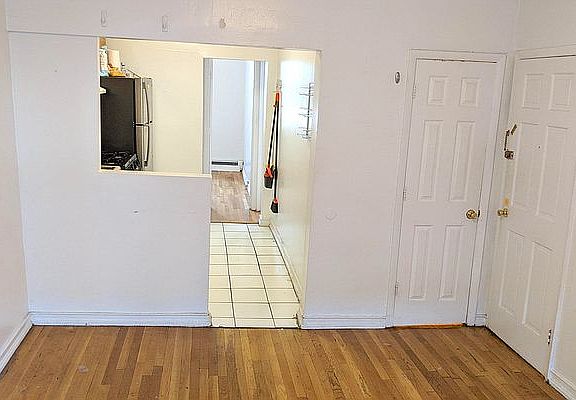 4th image of 933 Pacific St #A