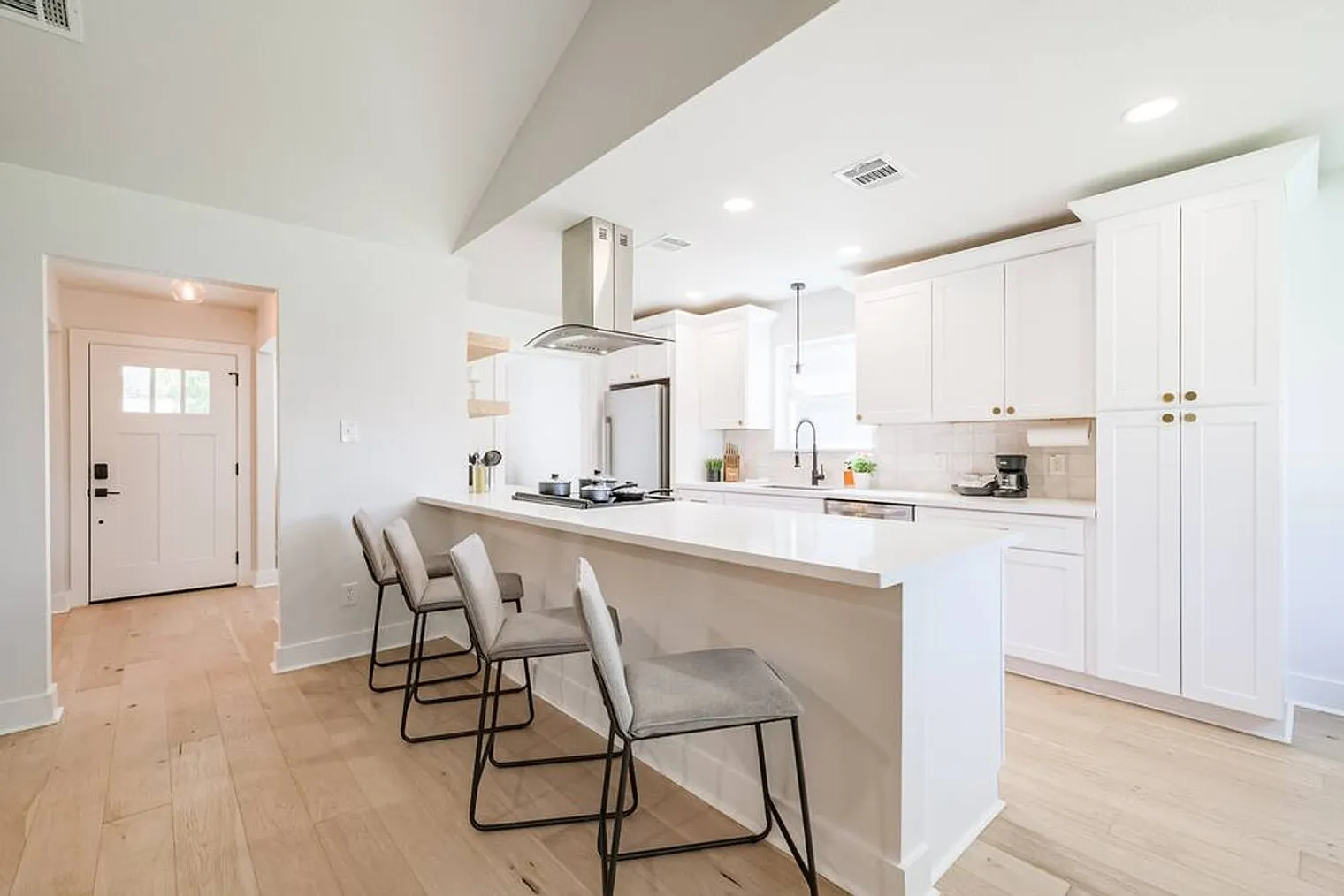 4 bed, 2.0 bath, 1765 sqft, $4,910 — Photo 3